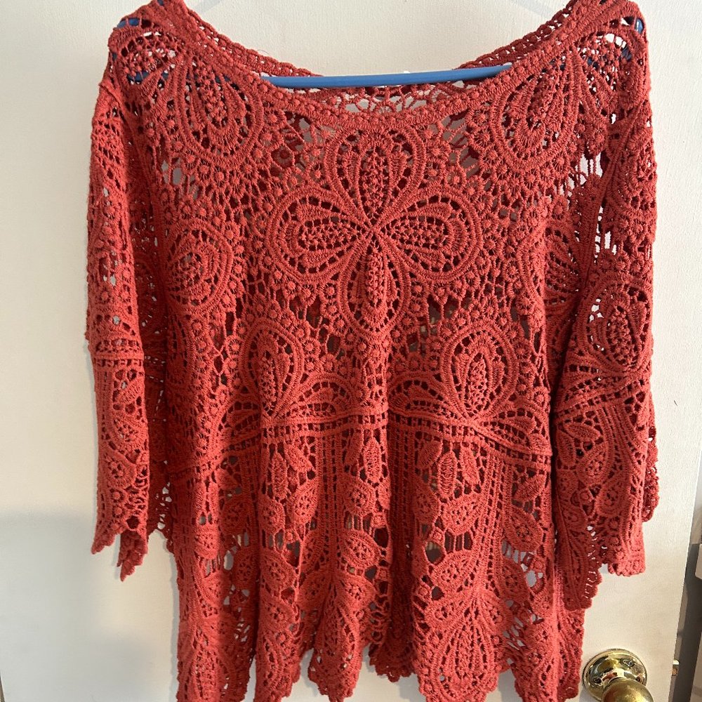 Bluivy top, scalloped hem and sleeves, crochet lace top